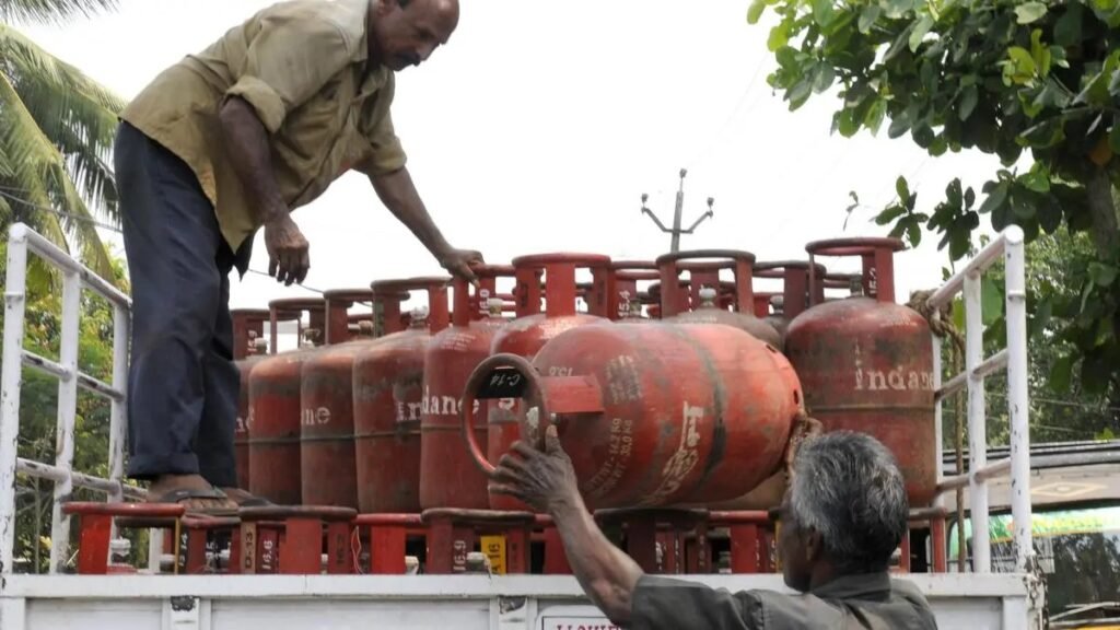 బిగ్ షాక్: గ్యాస్ సంక్షోభం.. రేపటి నుంచి హోటళ్లు, రెస్టారెంట్లు బంద్.. | బెంగళూరులో రేపటి నుంచి హోటళ్లు, రెస్టారెంట్లు బంద్: నగరంలో తీవ్ర వంటగ్యాస్ సంక్షోభం
