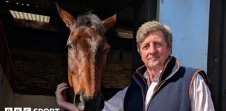 చెల్టెన్హామ్ ఫెస్టివల్ 2026: గోల్డెన్ ఏస్ ట్రైనర్ జెరెమీ స్కాట్ ఛాంపియన్ హర్డిల్ డిఫెన్స్ను ప్లాన్ చేశాడు