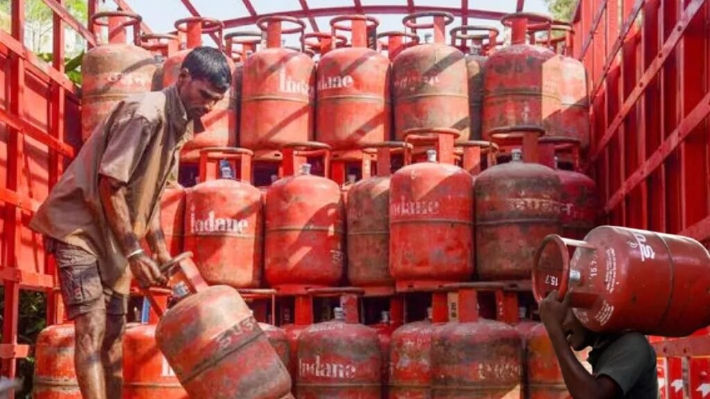 చుక్కలు చూస్తున్న సిలిండర్ రేట్లు- ఏటీఎఫ్ ధరలకు రెక్కలు | కమర్షియల్ LPG గ్యాస్ సిలిండర్ ధరలను చమురు మార్కెటింగ్ కంపెనీలు నేటి నుండి 28 రూపాయలు పెంచాయి.