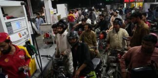 వంటగ్యాస్ రేట్లు పెరిగాయ్.. ఇక పెట్రోల్ వంతు: బంకుల్లో ఫుల్ క్రౌడ్ | పశ్చిమాసియా వివాదం పెట్రోలు ధరల పెంపుదలకు బ్యారెల్ ఇంధనానికి 90 డాలర్లకు ఎగువన పెరగడంతో ముడి చమురు ధర పెరిగింది.