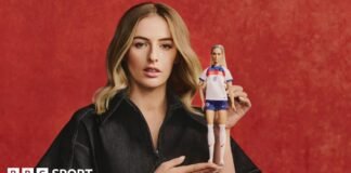 క్లో కెల్లీ: బార్బీ డాల్ గౌరవం ‘చాలా ప్రత్యేకమైనది’ అని ఇంగ్లండ్ ఫార్వార్డ్ చెప్పారు