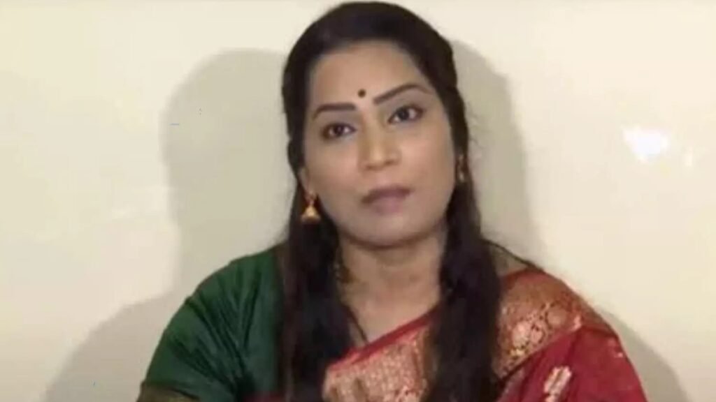 దివ్వెల మాధురికి కలిసి తిరుమలరాలేదబ్బా.. ఫోటోషూట్ కేసు విచారణకు వెళ్తే ఇంకో కేసు! | 2024 ఫోటోషూట్ కేసులో తిరుపతి కోర్టుకు హాజరైన దివ్వెల మాధురి, ఇప్పుడు పుట్టినరోజు వేడుకలపై మరో కేసు