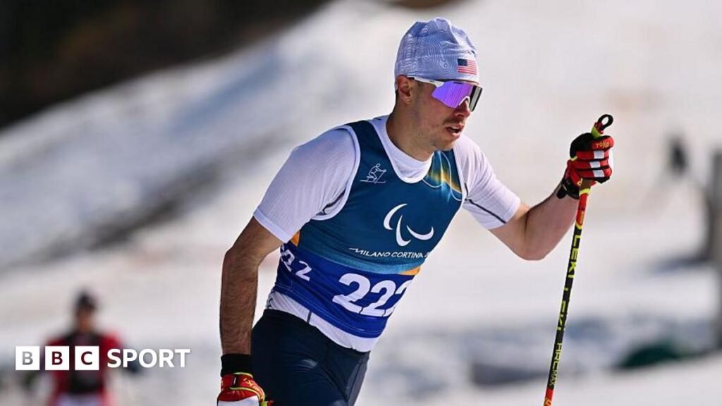 వింటర్ పారాలింపిక్స్: అమెరికన్ జేక్ అడికాఫ్ ఛాంపియన్‌గా నిలిచిన మొదటి స్వలింగ సంపర్కుడిగా స్వర్ణంతో చరిత్ర సృష్టించాడు