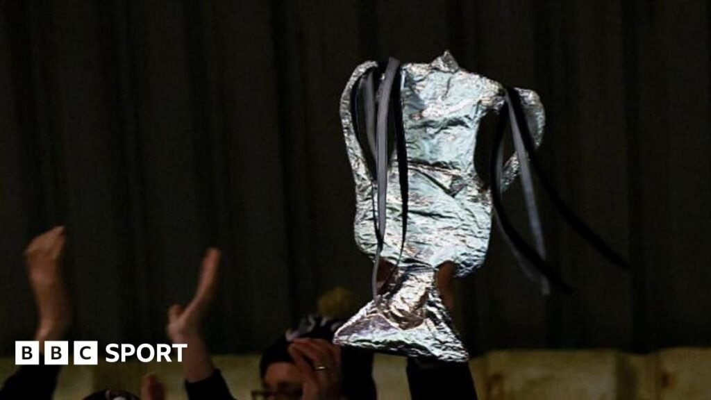 మీరు మా క్లూల నుండి ఇప్పటికీ FA కప్‌లో ఉన్న ప్రతి జట్టుకు పేరు పెట్టగలరా?