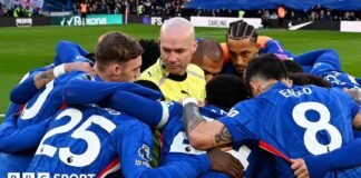 చెల్సియా హడిల్: బ్లూస్ ప్రీ-మ్యాచ్ హడిల్ మధ్యలో రిఫరీ పాల్ టియర్నీ ఎందుకు ఉన్నాడు?