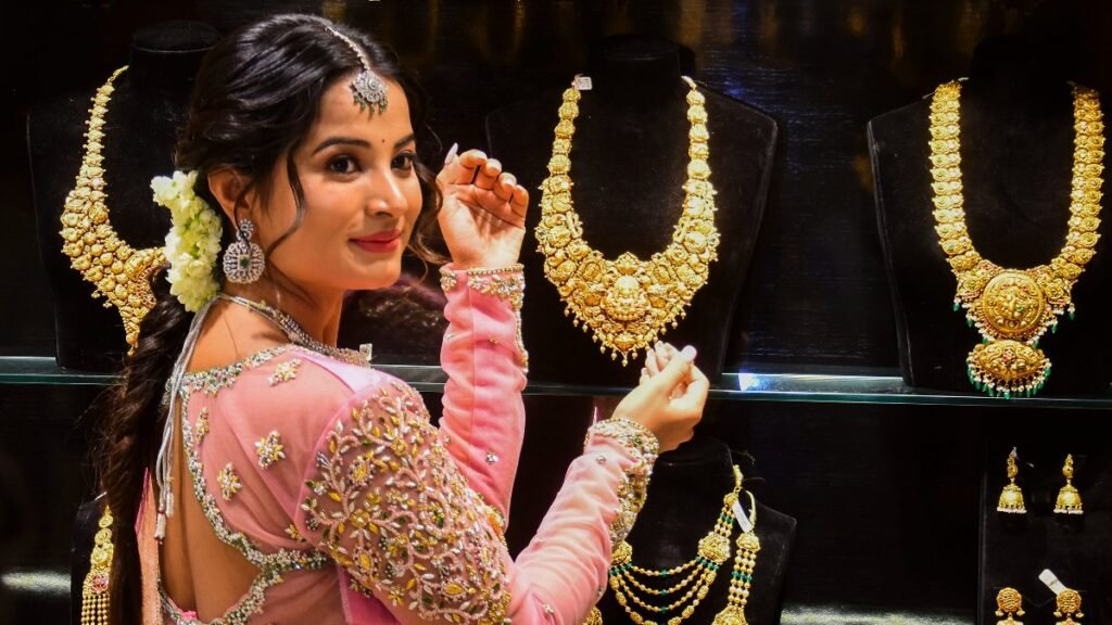 కుప్పకూలిపోతున్న బంగారం ధరలు- | డాలర్ బలహీనతతో మార్చి 13న భారతదేశంలో బంగారం ధర తగ్గింది, ముంబై బంగారం 10 గ్రాములకు రూ.161240కి చేరింది.