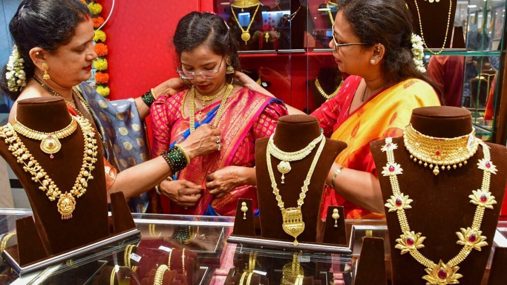 కుప్పకూలుతున్న పసిడి ధరలు- భారీగా క్రాష్ | MCX వద్ద 10 గ్రాములకు రూ. 159170 వద్ద 24K ఎల్లో మెటల్‌ను డాలర్ బలహీనపరుస్తుంది కాబట్టి బంగారం ధరలు తగ్గాయి.