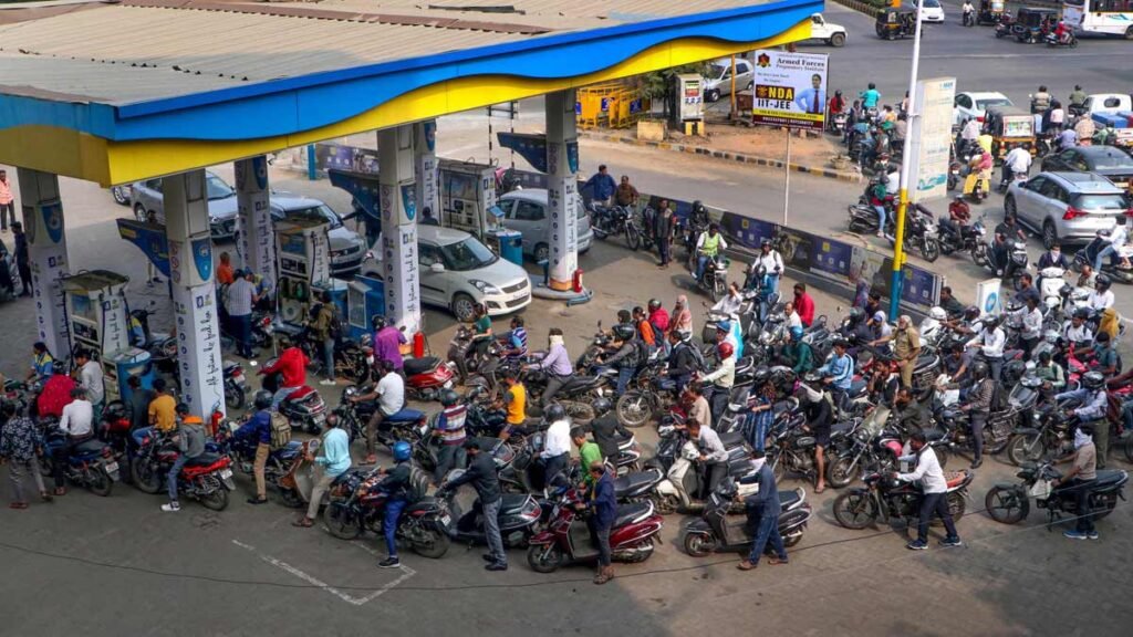 భారీగా పెరిగిన డీజిల్ ధరలు, తగ్గుతున్న నిల్వలు- కొత్త రేట్లు ఇలా..!! | IOCL పారిశ్రామిక డీజిల్ ధరను లీటరుకు రూ. 87.67 నుండి రూ.109.59కి సవరించింది.