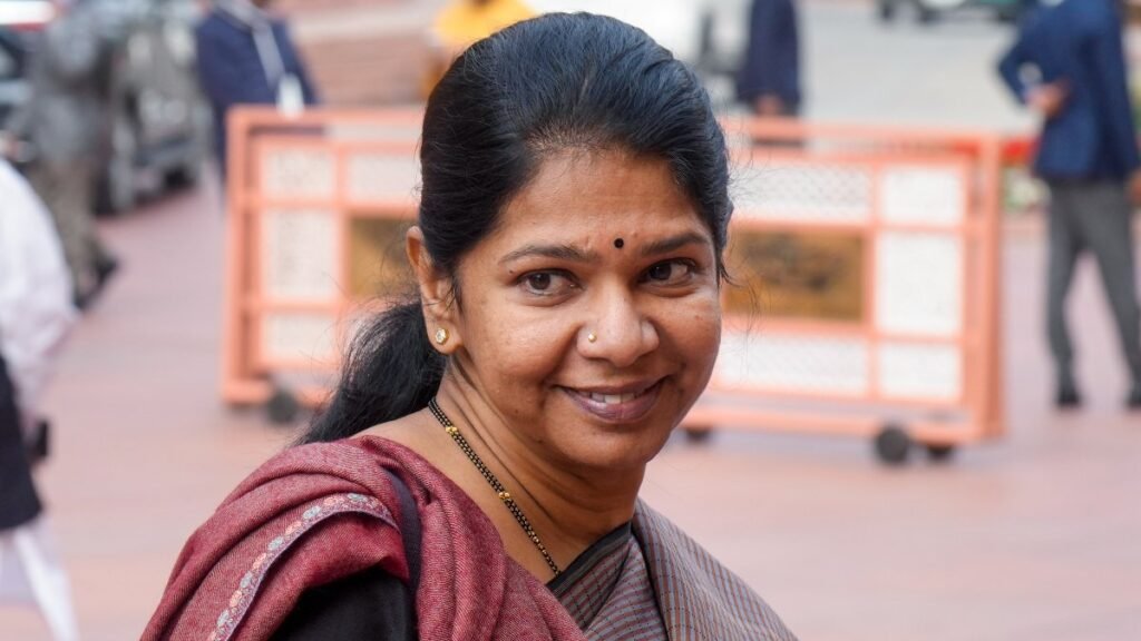 అనూహ్య పరిణామం- రూట్ మార్చిన కణిమొళి | తమిళనాడు అసెంబ్లీ ఎన్నికల్లో కీలకంగా మారిన డీఎంకే సంకేతాలతో కనిమొళి తిరుచెందూర్ బరిలోకి దిగనున్నారు.