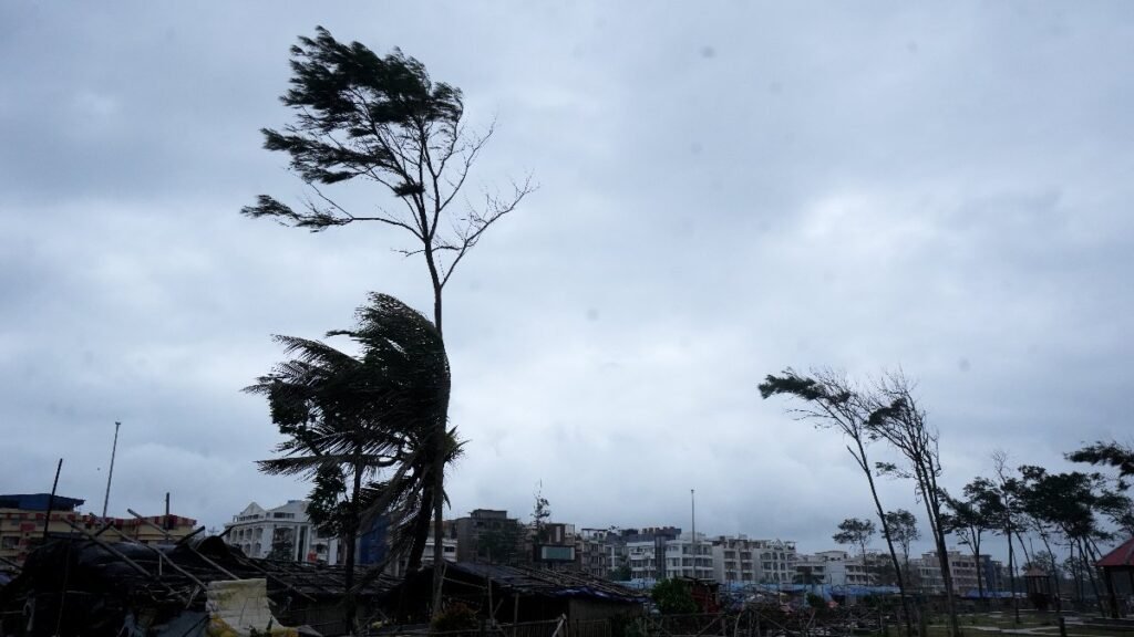 బంగాళాఖాతంపై ద్రోణి- ఏపీకి వర్ష సూచన | తదుపరి 48 గంటల పాటు తుఫానుతో నడిచే మెరుపులతో ఉత్తర ఆంధ్రలో తేలికపాటి నుండి మోస్తరు వర్షాలు, APSDMA