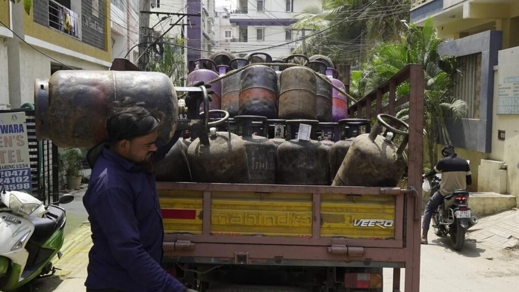 ‘బ్లాక్’ దందా: గ్యాస్ సిలిండర్ కావాలంటే రూ. 3,000 నుంచి రూ. 5,000 ఇవ్వాల్సిందే ! | మధ్యప్రాచ్య యుద్ధ ప్రభావం కారణంగా ఎల్‌పిజి సిలిండర్ సంక్షోభం భారతదేశంలోని వివిధ నగరాల్లో బ్లాక్ మార్కెట్ మరియు అధిక ధరలకు దారి తీస్తుంది