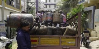 ‘బ్లాక్’ దందా: గ్యాస్ సిలిండర్ కావాలంటే రూ. 3,000 నుంచి రూ. 5,000 ఇవ్వాల్సిందే ! | మధ్యప్రాచ్య యుద్ధ ప్రభావం కారణంగా ఎల్పిజి సిలిండర్ సంక్షోభం భారతదేశంలోని వివిధ నగరాల్లో బ్లాక్ మార్కెట్ మరియు అధిక ధరలకు దారి తీస్తుంది