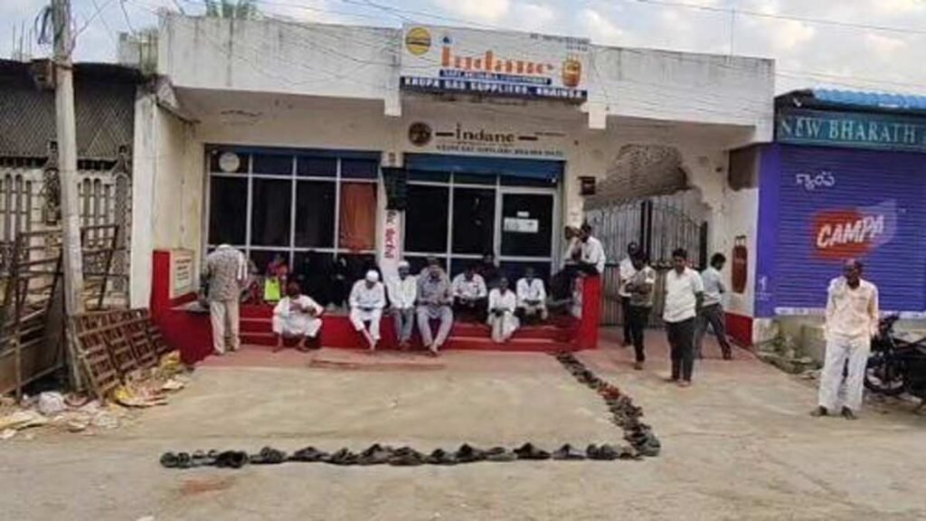 గ్యాస్ ఏజెన్సీల వద్ద చెప్పుల క్యూ.. అర్దరాత్రి నుంచి పడిగాపులు.. ఇదేం కష్టం నాయనా! | తెలంగాణలో ఎల్‌పీజీ కొరత.. గ్యాస్ సిలిండర్ కోసం అర్ధరాత్రి నుంచి భైంసాలో చెప్పులతో క్యూ కట్టిన వినియోగదారులు