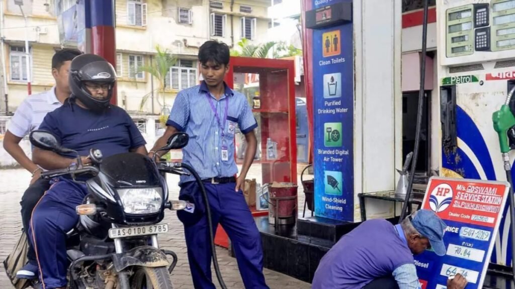 యుద్ధం ఎఫెక్ట్ : పెట్రోల్, డీజిల్ ధరలపై కేంద్రం కీలక ప్రకటన..!! | గ్లోబల్ క్రూడ్ USD 110 దాటినప్పటికీ పెట్రోల్-డీజిల్ ధరలు మారలేదు, చమురు కంపెనీలకు కీలక దిశలు