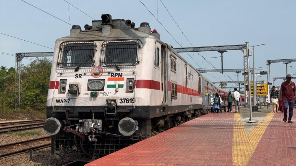 బెంగళూరుకు ప్రత్యేక రైళ్లు- ఏపీలో హాల్ట్ స్టేషన్లు | ప్రత్యేక రైళ్లు యశ్వంత్‌పూర్ మరియు కతిహార్‌లను గూటి మరియు విజయవాడ మీదుగా ప్రయాణీకుల సౌకర్యార్థం కలుపుతాయి