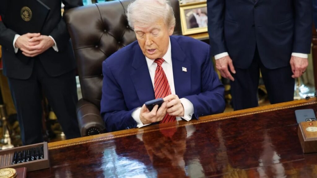 ట్రంప్ పర్సనల్ మొబైల్ నంబర్ కావాలా..? అయితే ఇలా చేయాలట..!! | ట్రంప్ వ్యక్తిగత సెల్ నంబర్ ఇప్పుడు హాట్ ప్రైజ్ జర్నలిస్టులు & ఎలైట్స్ రేస్‌లో ట్రంప్ ఫోన్ నంబర్‌ను పొందండి