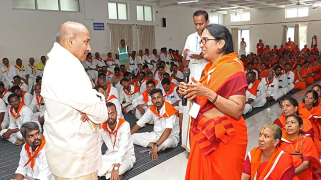 క్యూలైన్ నిర్వహణలో ఇకపై.. | మెరుగైన భక్తుల సౌకర్యాల కోసం అభిప్రాయాన్ని అందించాలని శ్రీవారి సేవకుల నిస్వార్థ సేవను TTD EO కోరారు