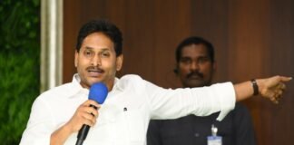 జగన్ డైరెక్ట్ అటాక్.. తగ్గేదే లేదు | తిరుమల తిరుపతి దేవస్థానం నాయకత్వంలో చిత్తశుద్ధి, అంకితభావం ఉండాలని వైఎస్ఆర్సీపీ అధినేత వైఎస్ జగన్ పిలుపునిచ్చారు