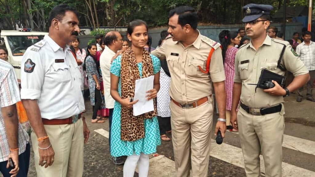 శభాష్ పోలీస్.. విద్యార్థిని భవితను కాపాడిన మల్కాపురం ఇన్స్‌పెక్టర్..!*