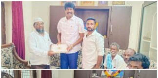 మాజీ ఎమ్మెల్యే మురళీకృష్ణకి వివాహ ఆహ్వాన పత్రిక అందజేసిన విలేకరి దౌలత్ ఖాన్