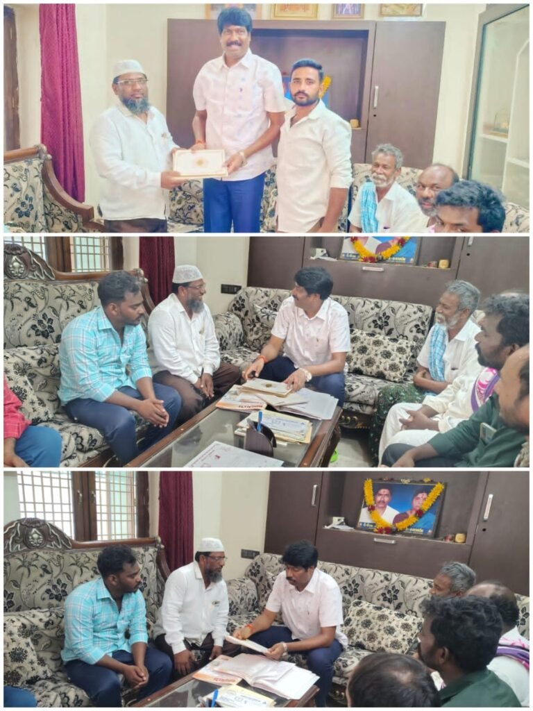 మాజీ ఎమ్మెల్యే మురళీకృష్ణకి వివాహ ఆహ్వాన పత్రిక అందజేసిన విలేకరి దౌలత్ ఖాన్