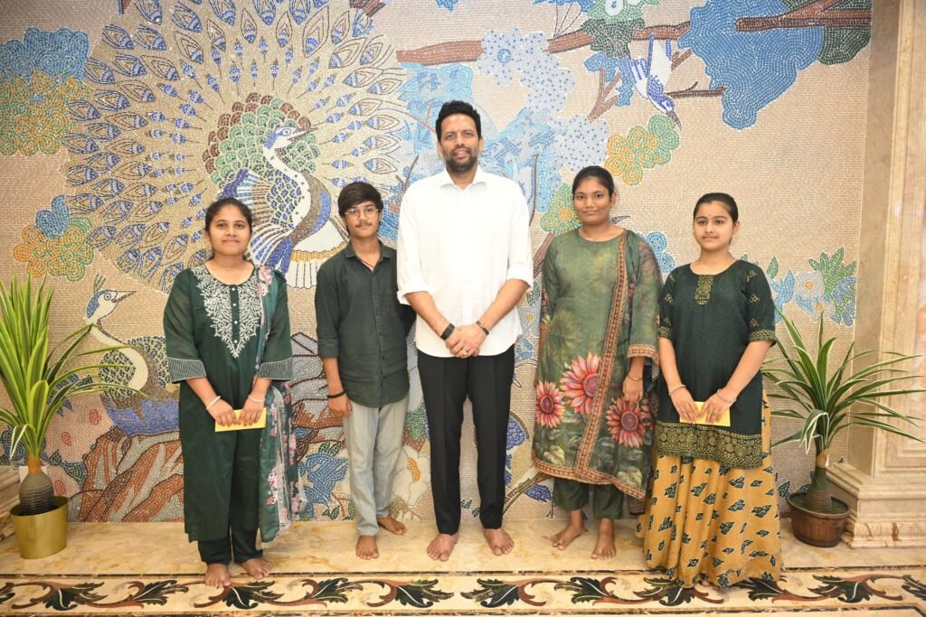 విద్యార్థుల‌తో మంత్రి టీజీ భ‌ర‌త్ లంచ్ మీట్‌