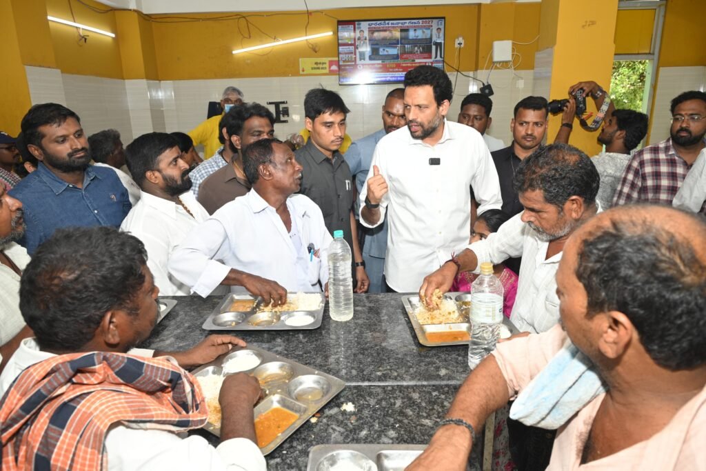 అన్నా క్యాంటీన్ ను ఆకస్మికంగా తనిఖీ చేసిన మంత్రి టీజీ భరత్ గుప్తా