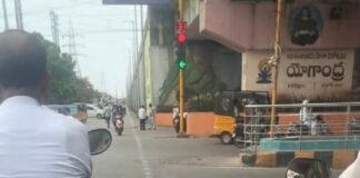 బళ్లారి చౌరస్తాలో భారీ గుంతతో వాహనదారుల అవస్థలు