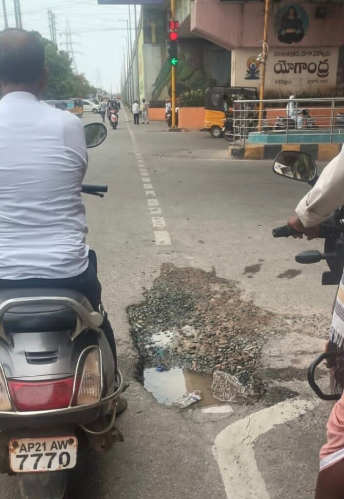 బళ్లారి చౌరస్తాలో భారీ గుంతతో వాహనదారుల అవస్థలు