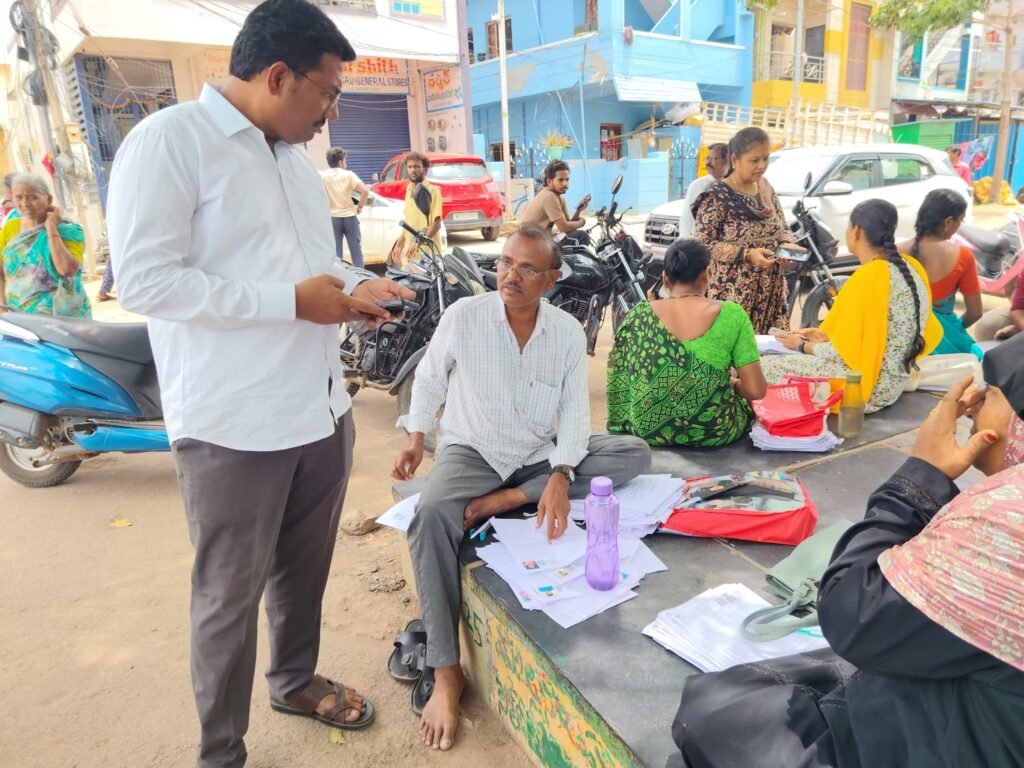 ఎస్‌ఐఆర్ ప్రక్రియను పరిశీలించిన కల్లూరు తహసీల్దార్ ఆంజనేయులు