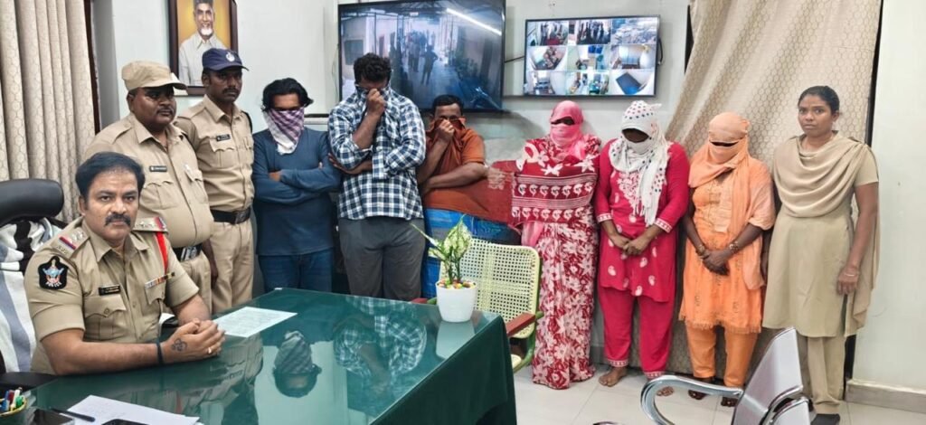 కర్నూలులో అసాంఘిక కార్యకలాపాలపై పోలీసుల దాడి
