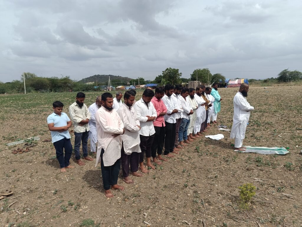 వర్షాల కోసం ముస్లిం సోదరుల ప్రత్యేక నమాజులు