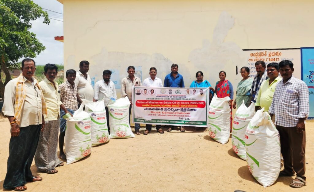 బోగోలు రైతులకు రాయితీపై వేరుశనగ విత్తనాల పంపిణీ