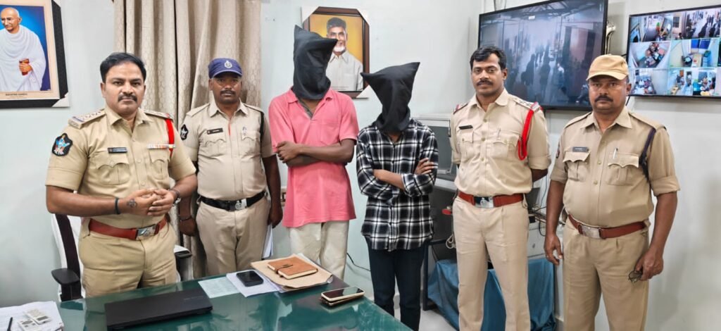 ఇద్దరు దోపిడీ దొంగల అరెస్టు.. చోరీ సొత్తు స్వాధీనం