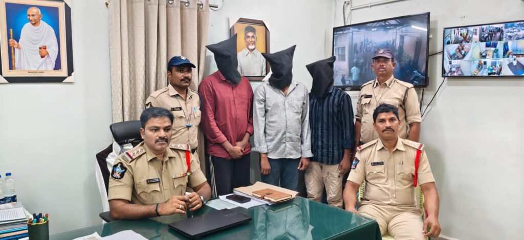 ఆర్టీసీ బస్టాండ్‌లో టీ స్టాల్ యజమానిపై దాడి…ముగ్గురు అరెస్టు