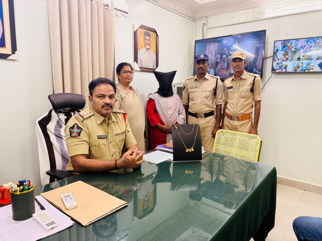 ఆటోలో దృష్టి మళ్లించి బంగారు గొలుసు చోరీ.. చెన్నై మహిళ అరెస్ట్