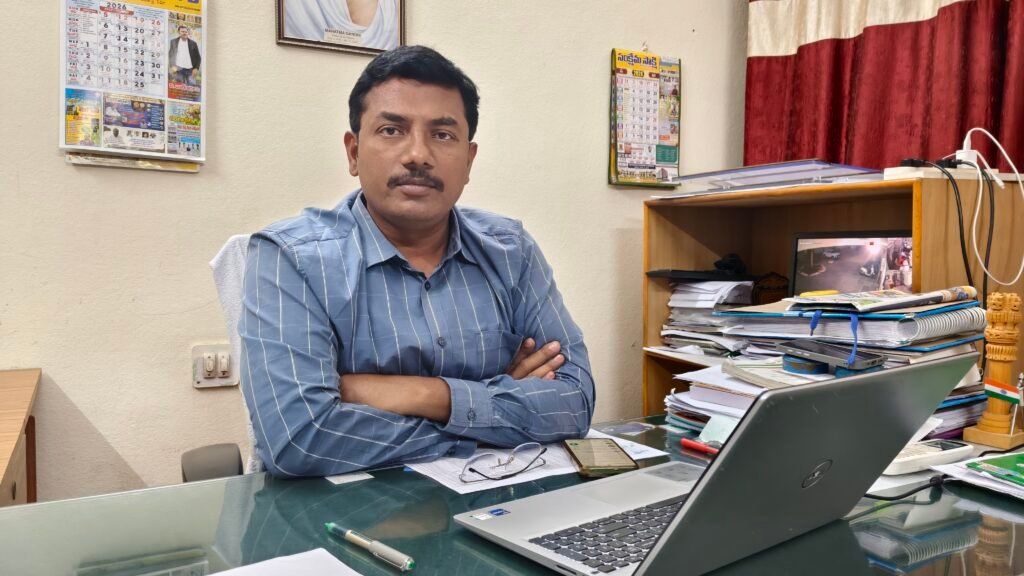 ప్రజా సేవలో ప్రత్యేక గుర్తింపు పొందిన కల్లూరు ఎమ్మార్వో ఆంజనేయులు