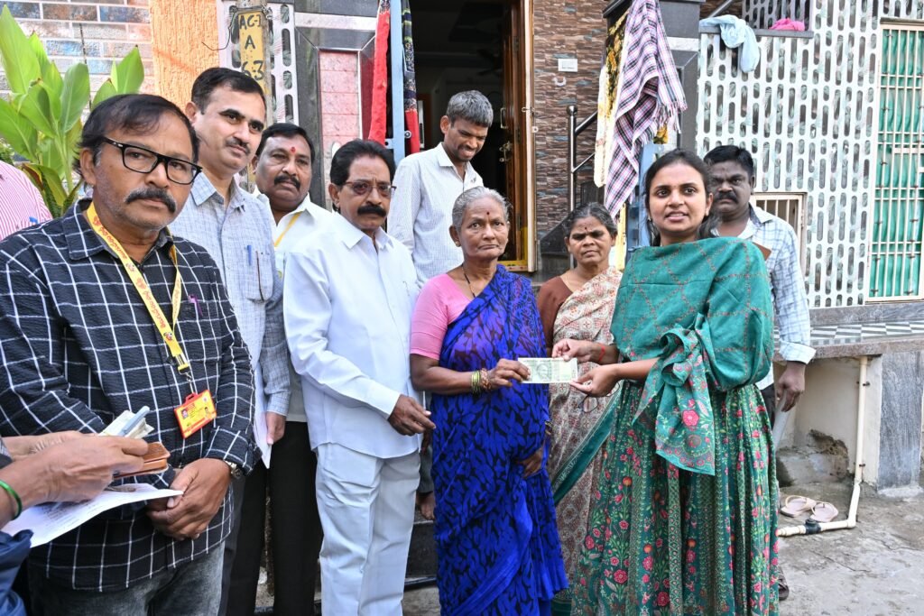 ఇంటింటికీ పెన్షన్ పంపిణీ.. లబ్ధిదారులతో మమేకమైన జిల్లా కలెక్టర్ డా. ఏ. సిరి