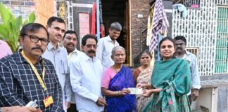 ఇంటింటికీ పెన్షన్ పంపిణీ.. లబ్ధిదారులతో మమేకమైన జిల్లా కలెక్టర్ డా. ఏ. సిరి