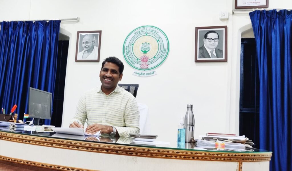 80వ స్వాతంత్ర్య దినోత్సవ శుభాకాంక్షలు తెలిపిన కర్నూలు అర్బన్ ఎమ్మార్వో రవికుమార్
