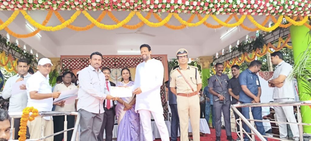 ఉత్తమ తహసీల్దార్‌గా కల్లూరు ఎమ్మార్వో ఆంజనేయులు