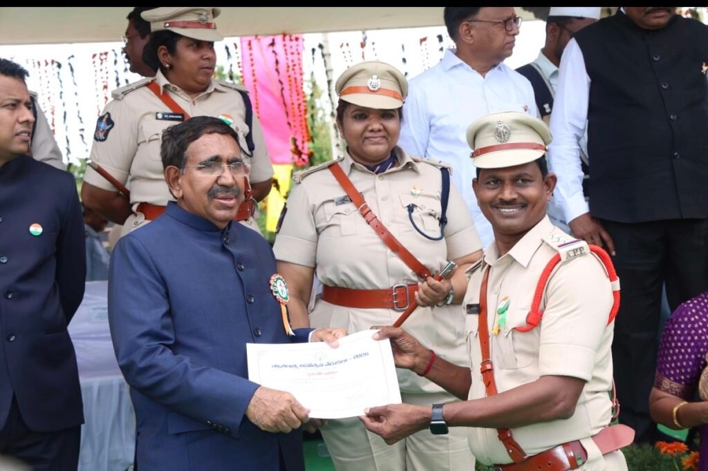 ఉత్తమ సేవా అవార్డు అందుకున్న ఆత్మకూరు సీఐ గంగాధర్