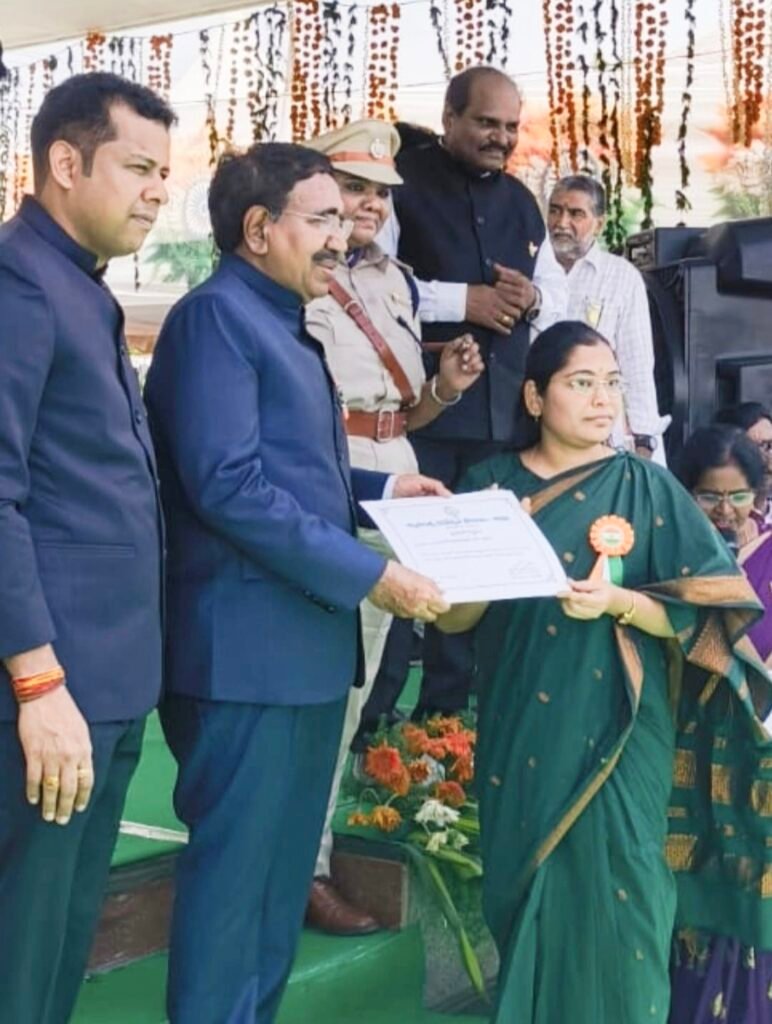 ఆత్మకూరు ఆర్డీవో బి. పావనికి విశిష్ట సేవా పురస్కారం