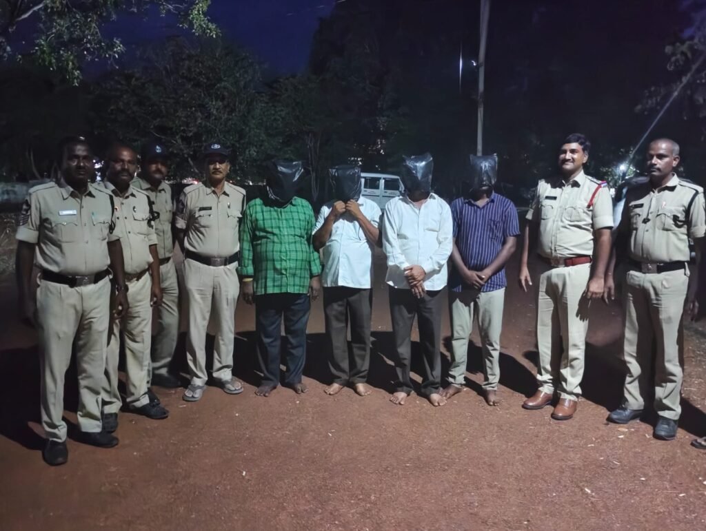 వెల్దుర్తిలో మట్కా, సారాయి వ్యాపారులపై పోలీసుల ఉక్కుపాదం