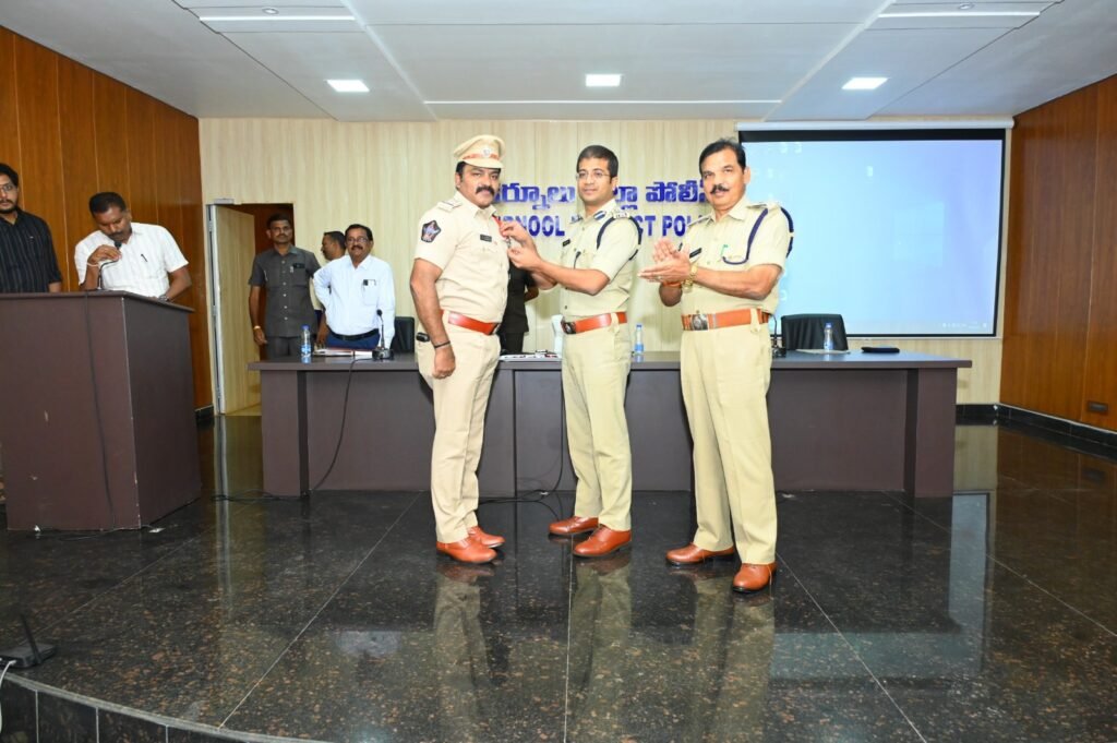 ఉత్కృష్ట సేవా పతకం అందుకున్న 4టౌన్ సీఐ విక్రమ్ సింహా