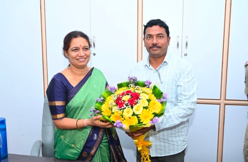 పాణ్యం ఎమ్మెల్యే గౌరు చరితారెడ్డికి జన్మదిన శుభాకాంక్షలు తెలిపిన కల్లూరు తహసీల్దార్ ఆంజనేయులు
