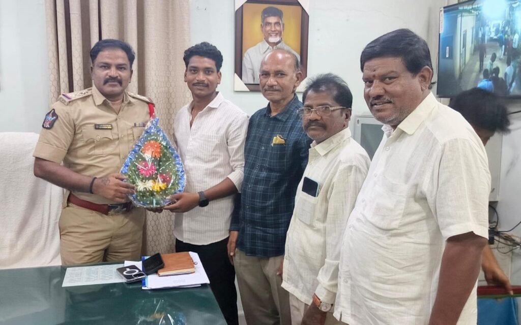 ఎంఎస్‌ఆర్ రెసిడెన్సీ ప్రారంభోత్సవానికి 4వ పట్టణ సీఐ విక్రమ్ సింహకు ఆహ్వానం