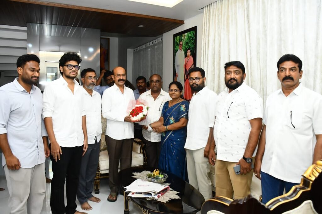 ఎస్వీ మోహన్ రెడ్డిని కలిసిన మాజీ ఎమ్మెల్యే మణి గాంధీ, మేయర్ అభ్యర్థి సుశీల